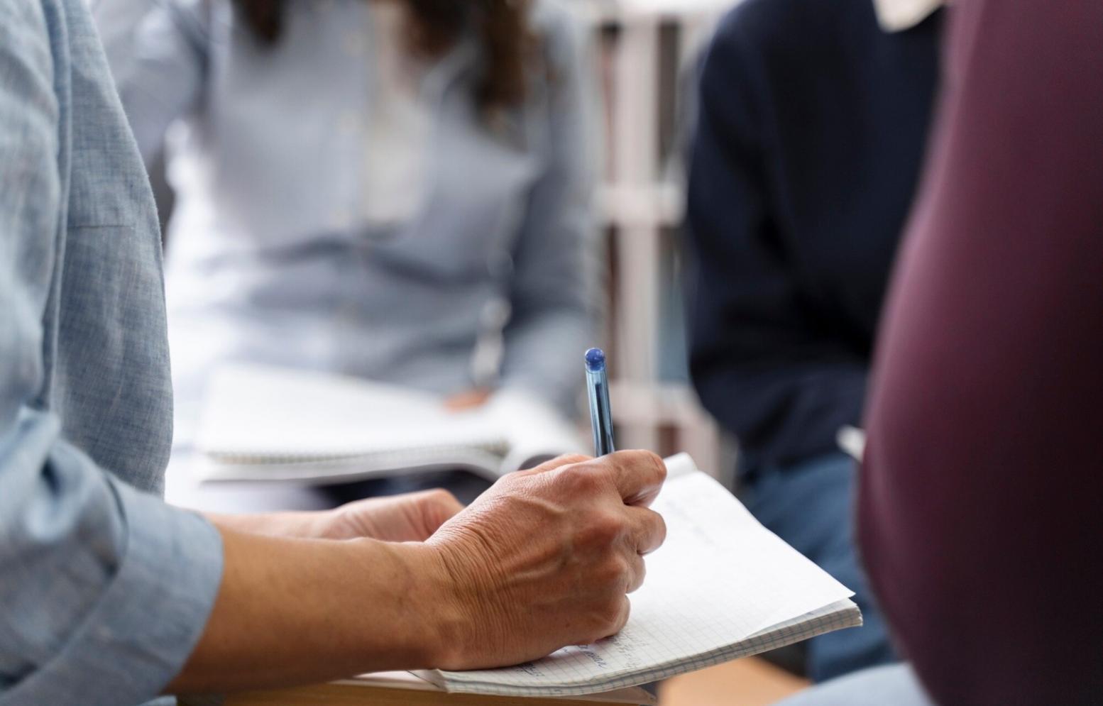 Analyste financier travaillant sur des modèles de valorisation